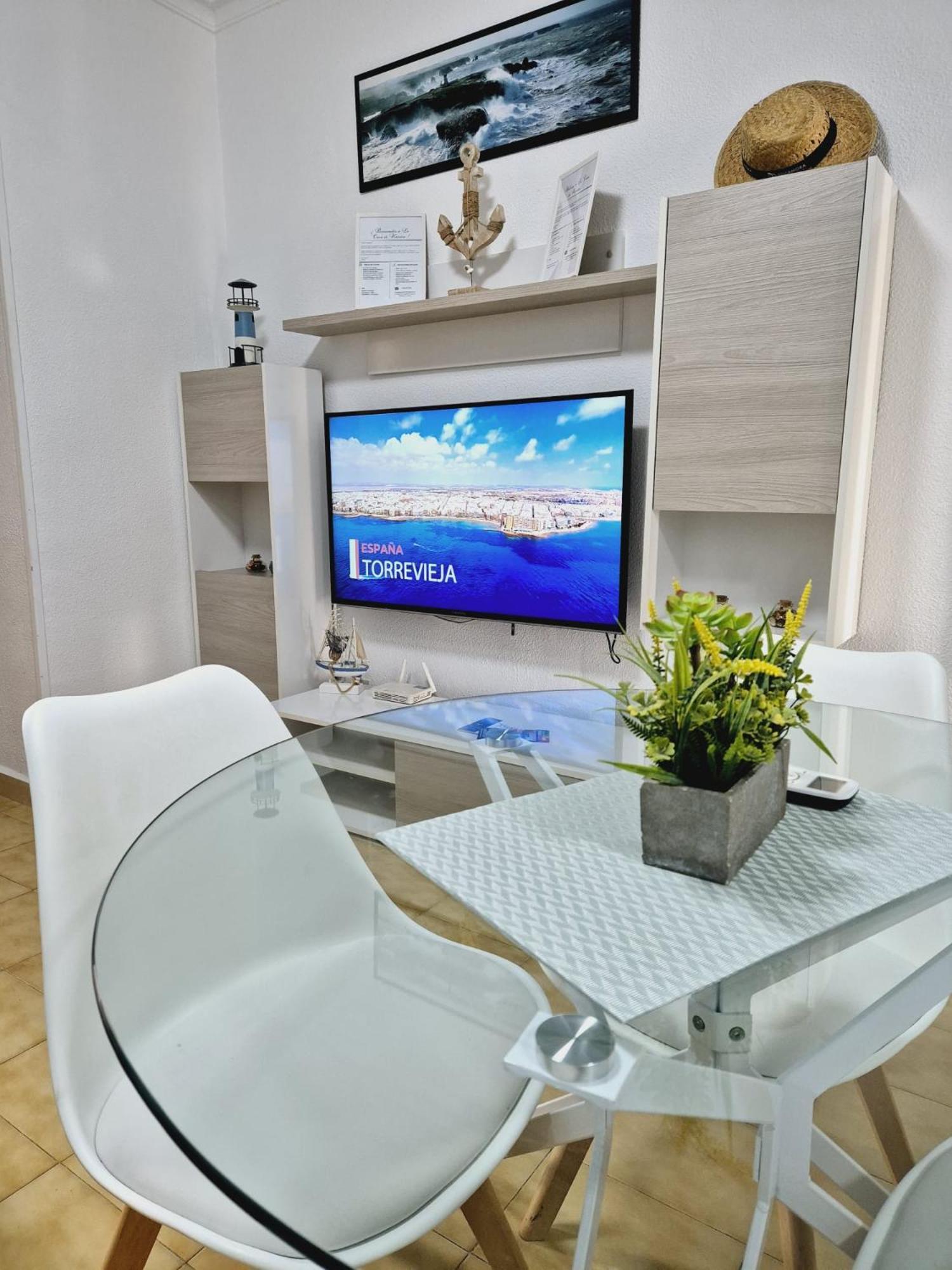 La Casa De Veronica - Serene Apartment With Shared Pool, Steps From The Beach Torrevieja Exterior foto