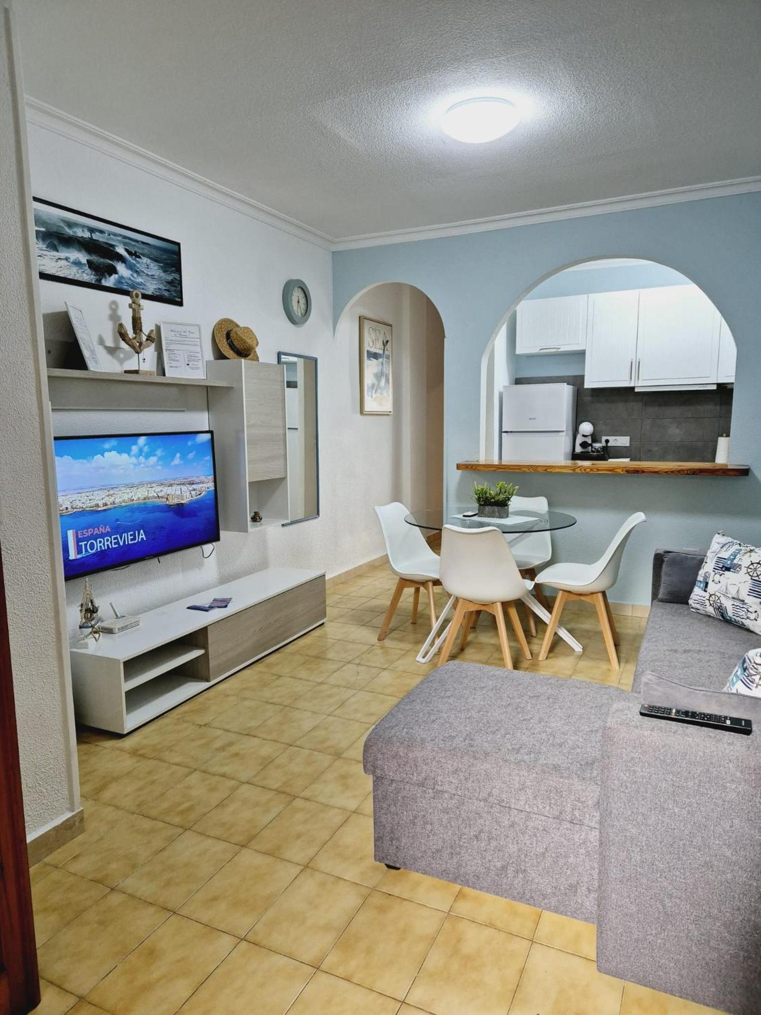 La Casa De Veronica - Serene Apartment With Shared Pool, Steps From The Beach Torrevieja Exterior foto