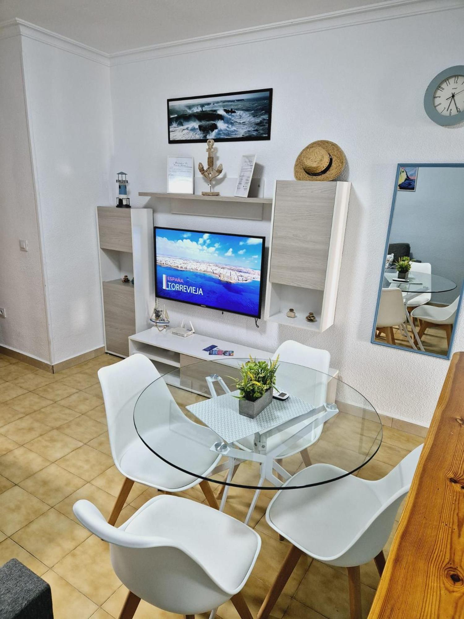 La Casa De Veronica - Serene Apartment With Shared Pool, Steps From The Beach Torrevieja Exterior foto